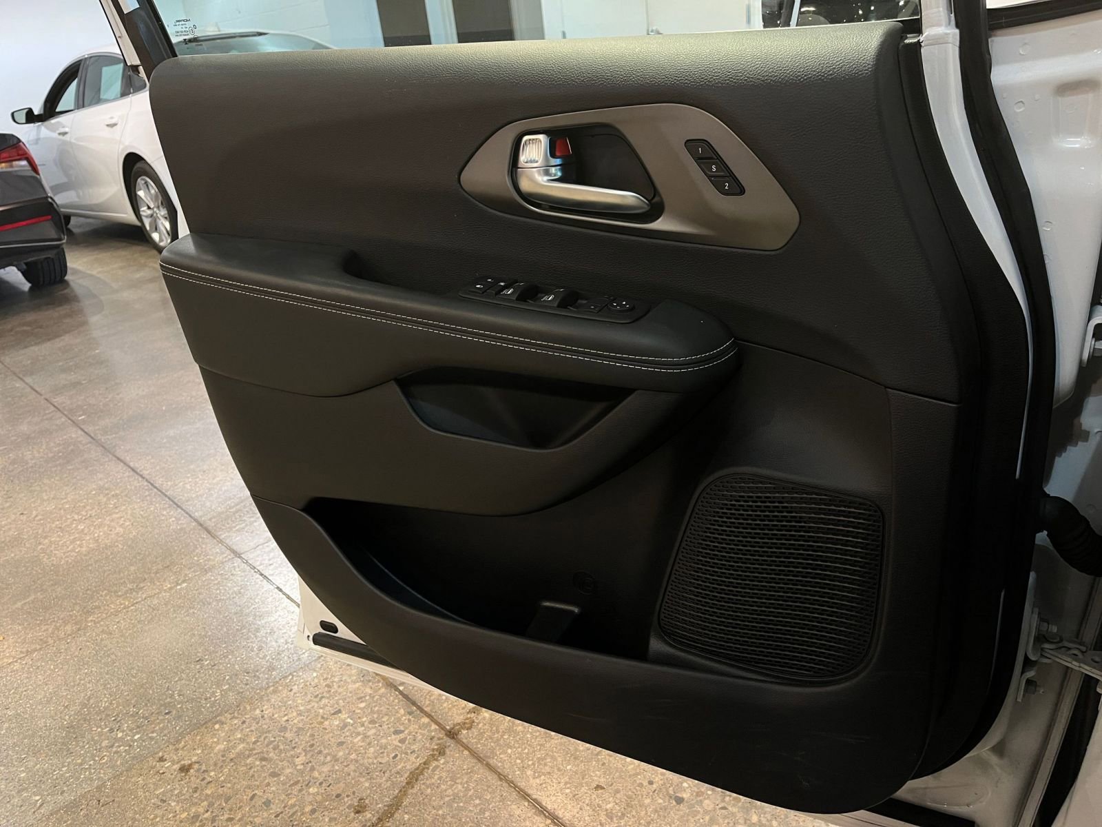 Used 2025 Chrysler Pacifica Select image 18