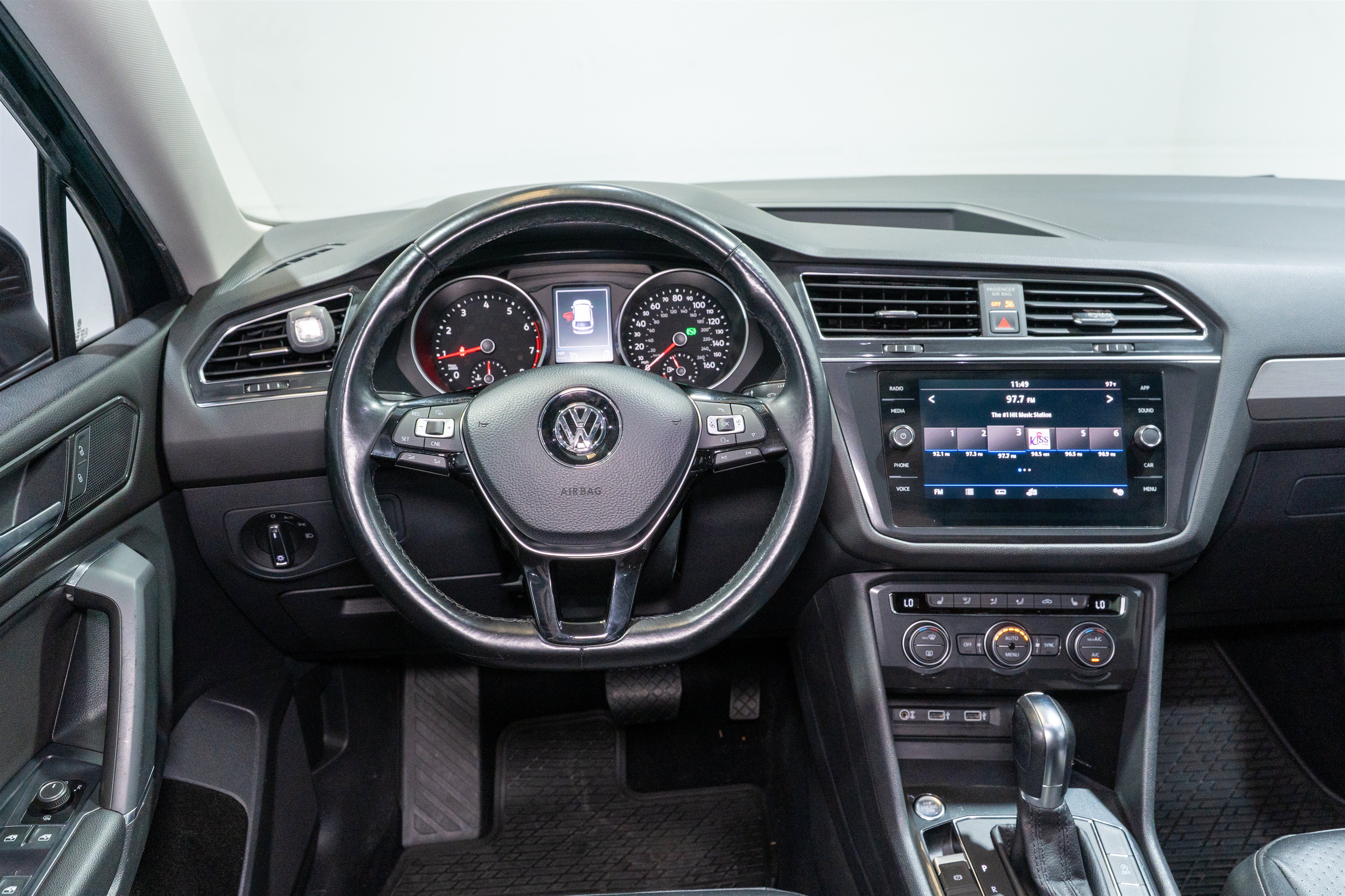 Used 2018 Volkswagen Tiguan SE w/ Panoramic Sunroof Package FWD image 11