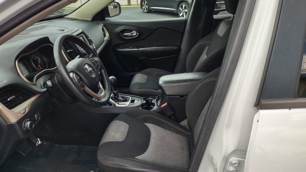 Used 2017 Jeep Cherokee Sport image 10