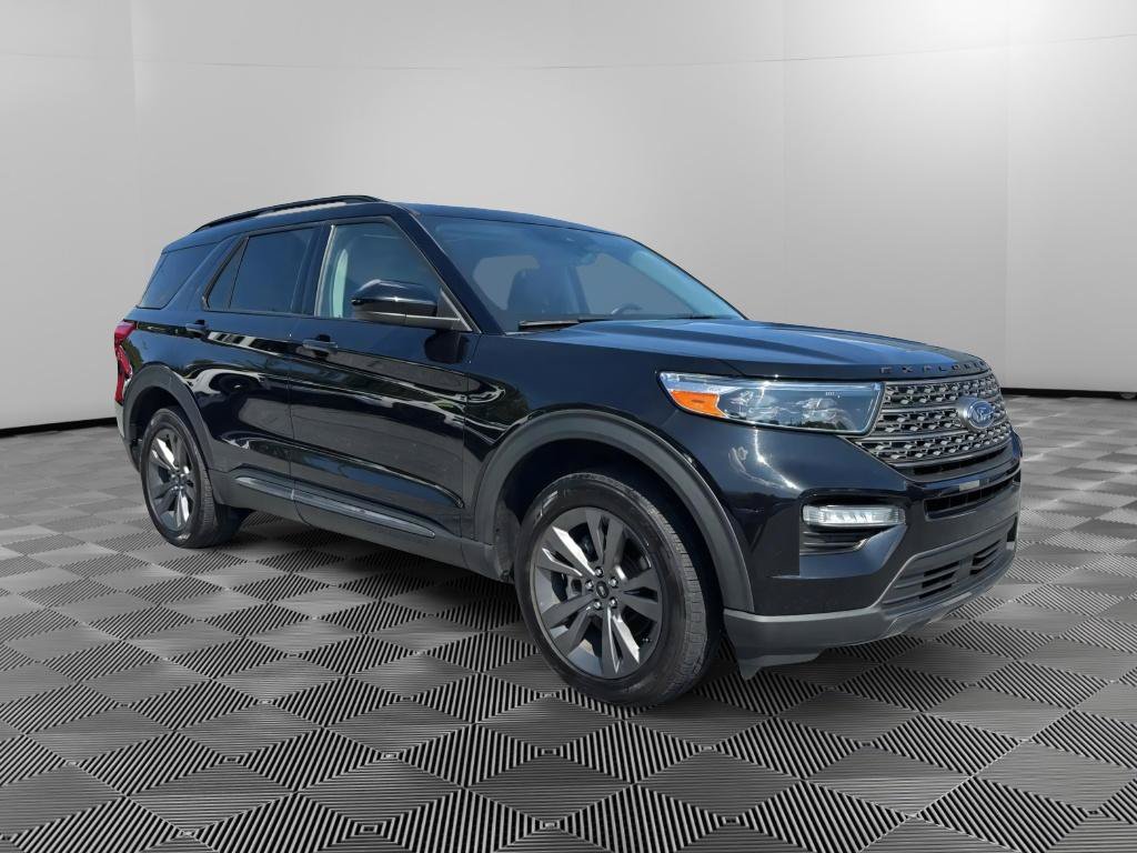 Used 2023 Ford Explorer XLT w/ Equipment Group 202A AWD/4WD image 2