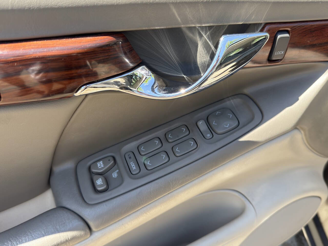 Used 2003 Cadillac De Ville w/ Comfort & Convenience Package FWD image 20