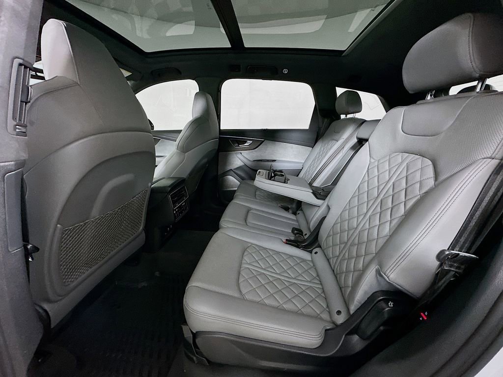 Used 2023 Audi SQ7 Prestige w/ Sport Package AWD/4WD image 17