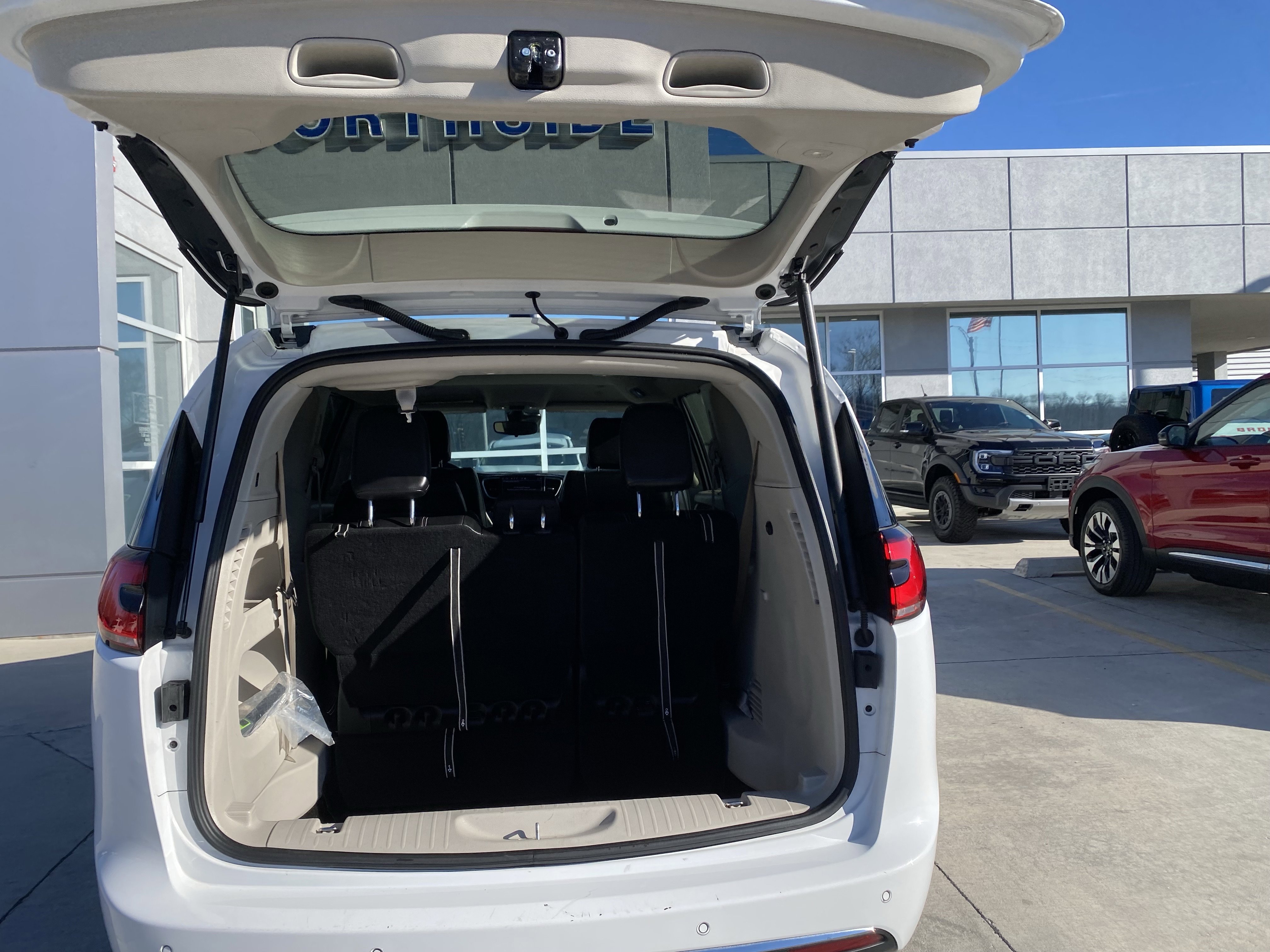 Used 2024 Chrysler Pacifica Touring-L image 16