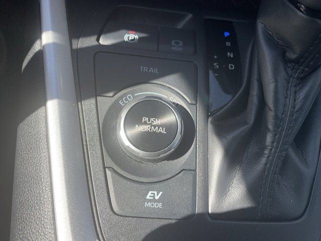 Used 2025 Toyota RAV4 XLE AWD/4WD image 17