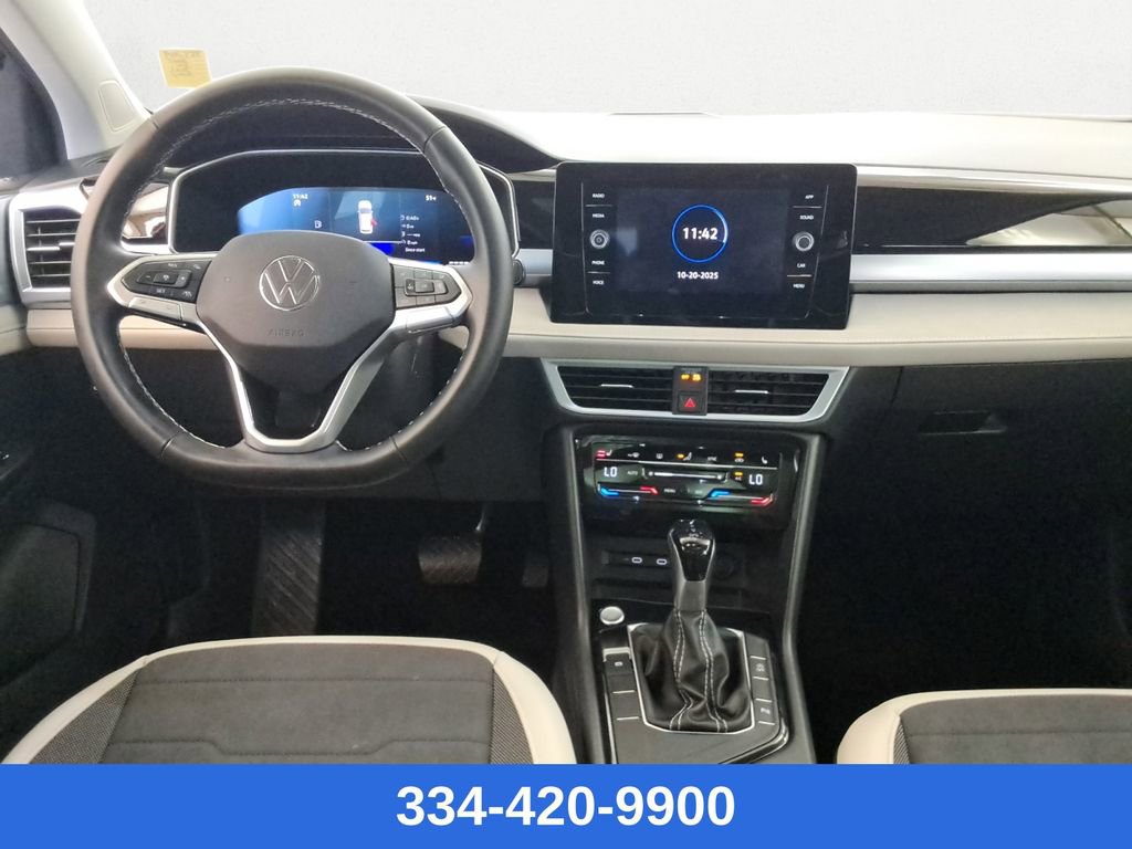Used 2025 Volkswagen Taos SE w/ Panoramic Sunroof Package image 9