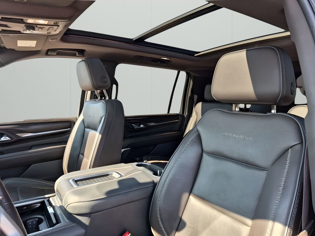 Used 2022 GMC Yukon XL Denali w/ Denali Premium Package image 30