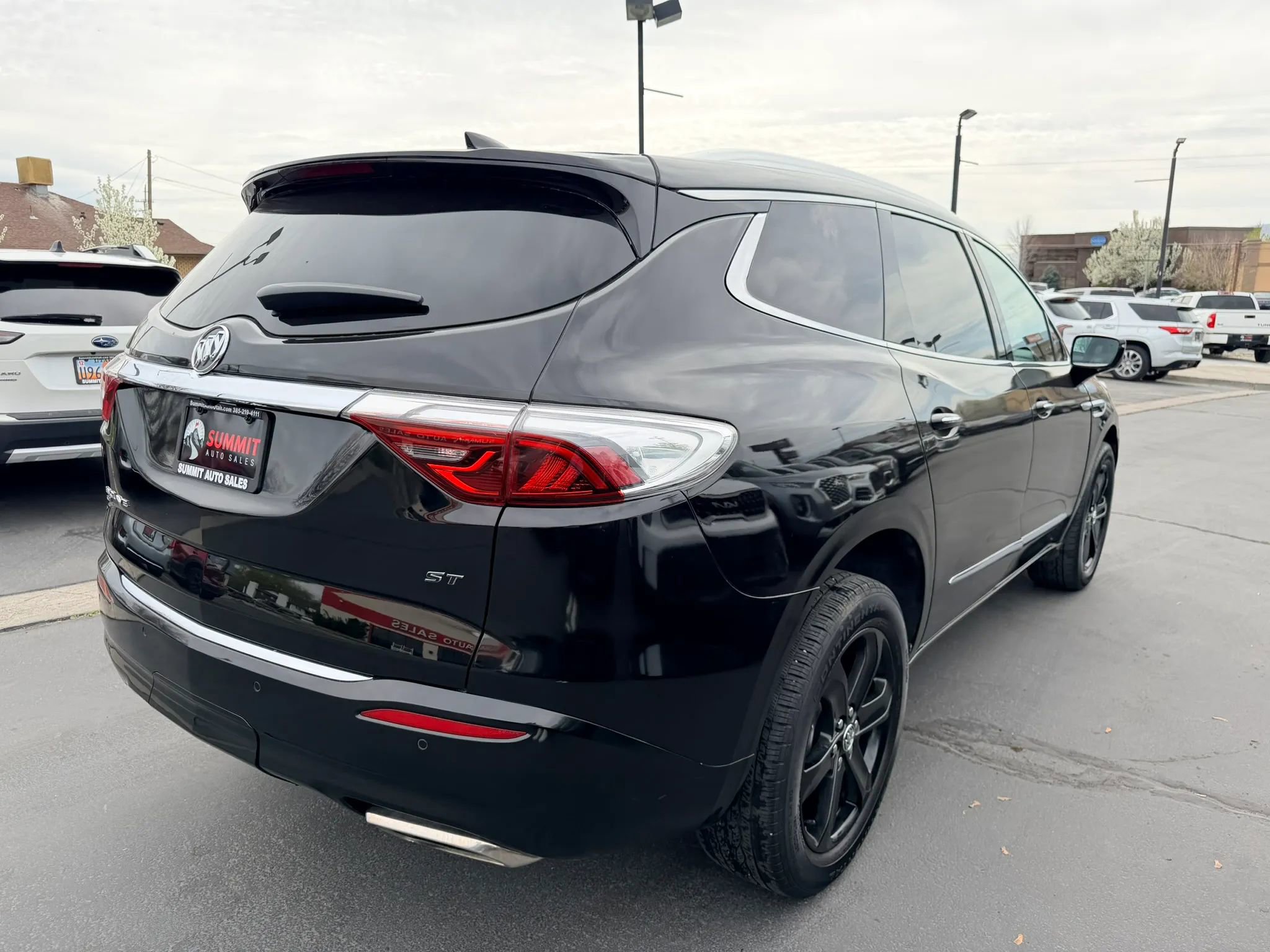 Used 2024 Buick Enclave Essence w/ Sport Touring Edition image 4