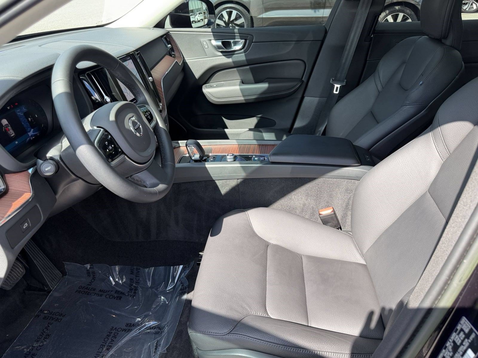 Used 2023 Volvo XC60 B5 Plus w/ Climate Package AWD/4WD image 5