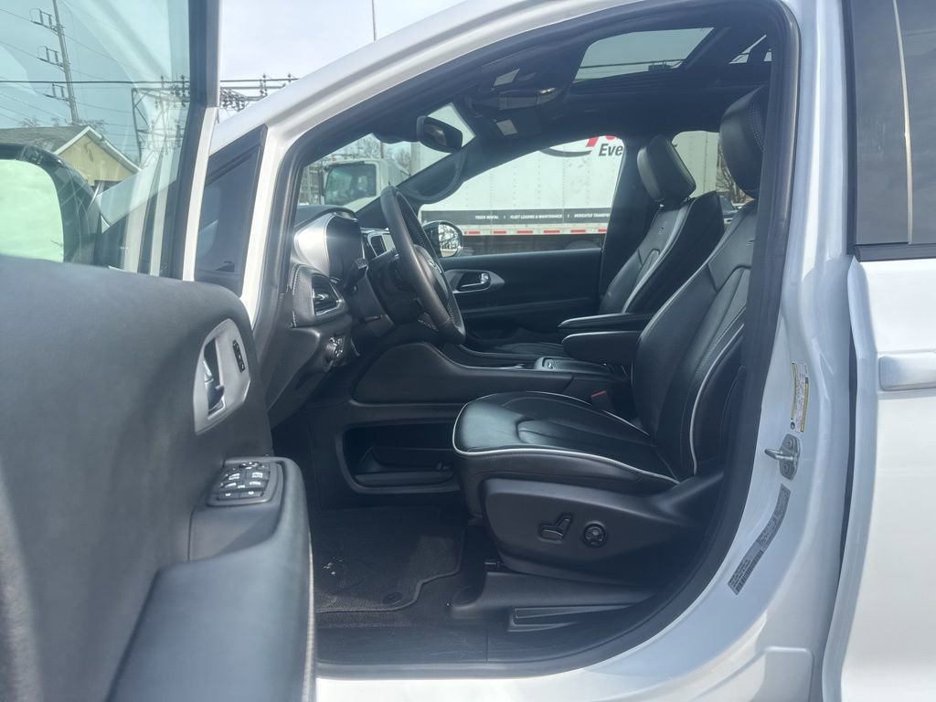 Used 2025 Chrysler Pacifica Limited FWD image 13