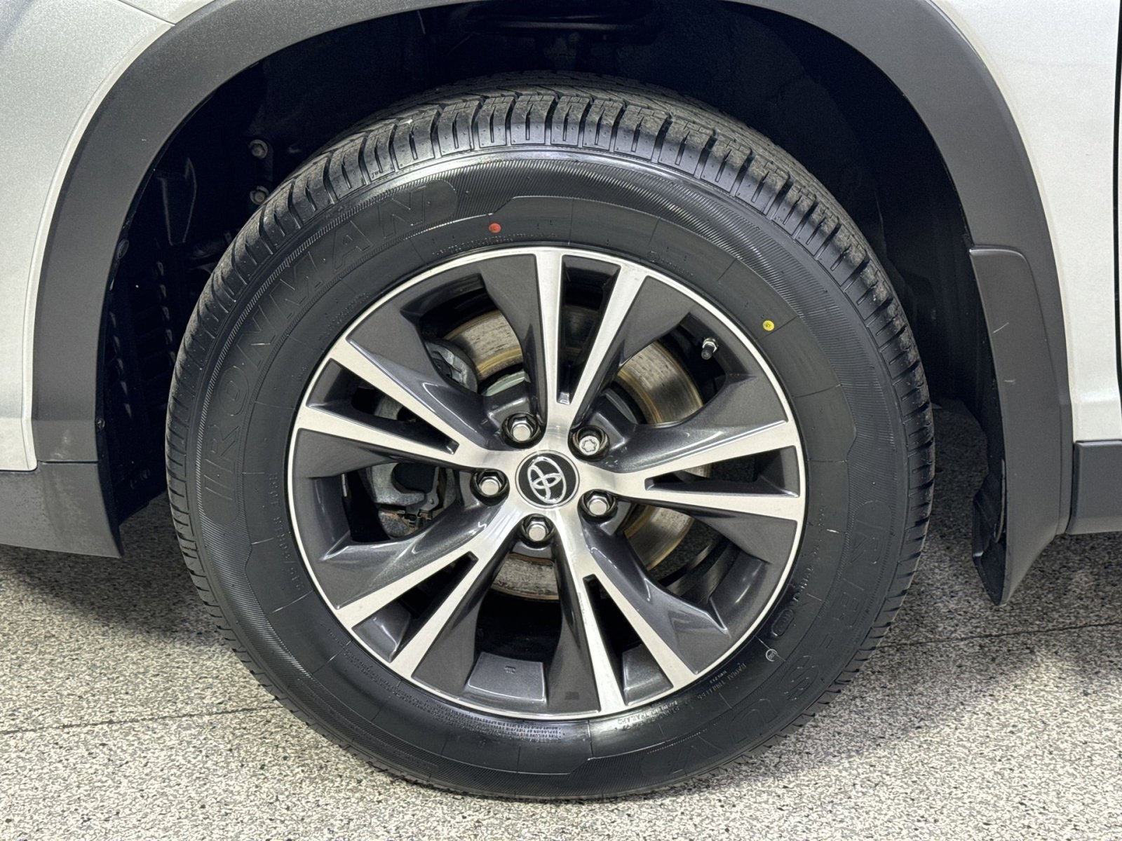 Used 2019 Toyota Highlander LE image 16