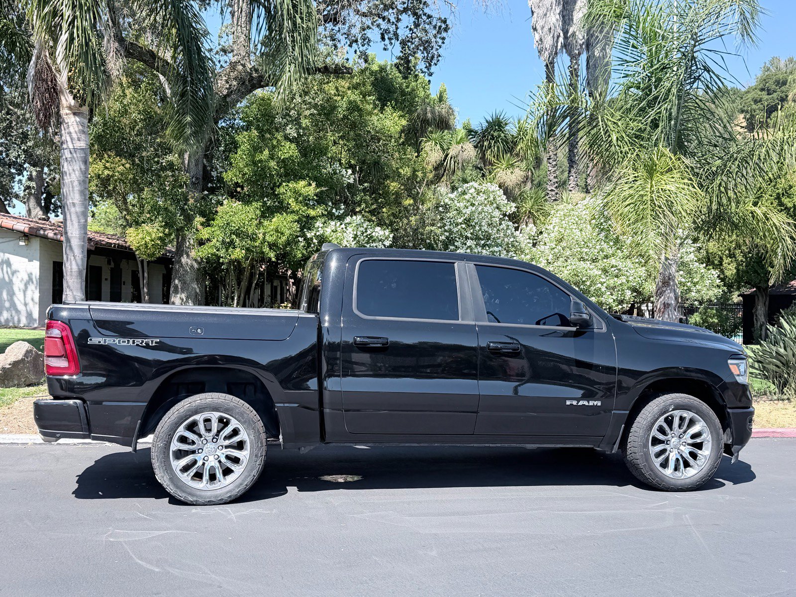 Used 2023 RAM 1500 Laramie AWD/4WD image 5