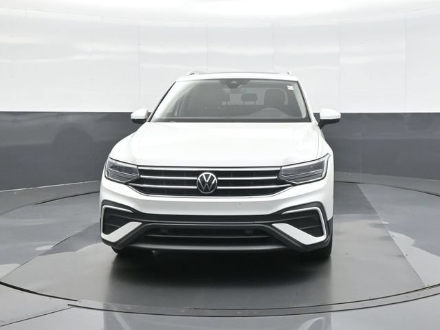 Used 2023 Volkswagen Tiguan SE w/ Panoramic Sunroof Package FWD image 2
