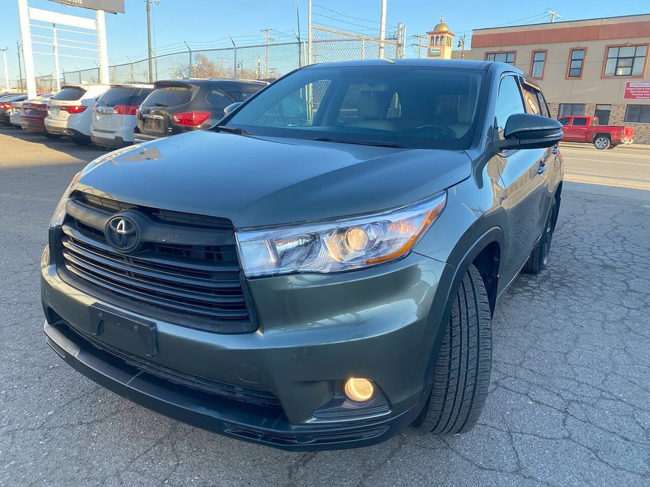 Used 2016 Toyota Highlander Plus AWD/4WD image 2