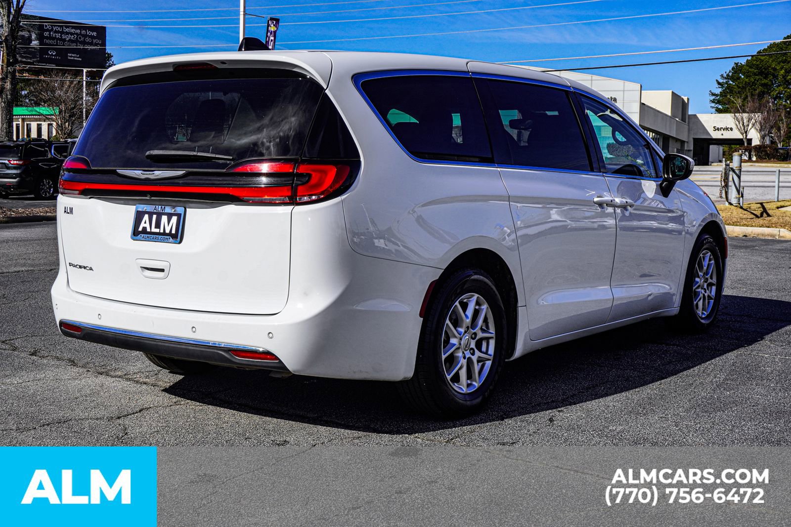 Used 2023 Chrysler Pacifica Touring-L image 7