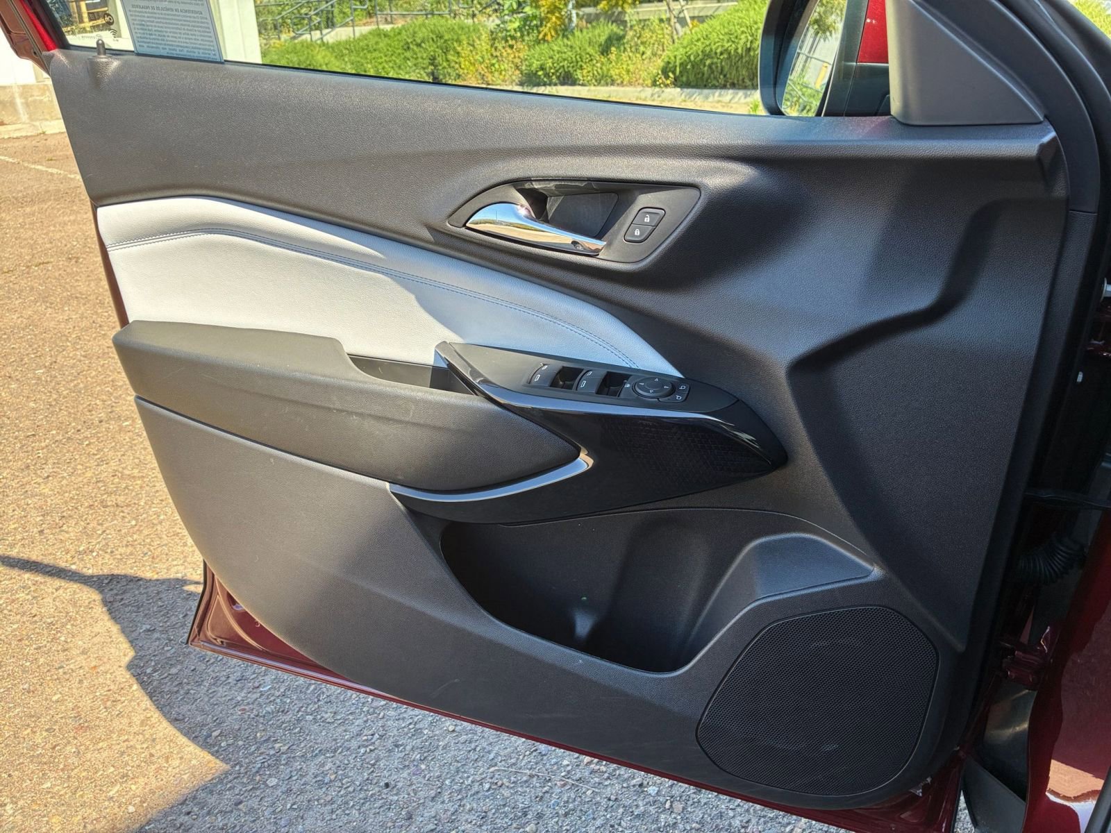 Used 2025 Chevrolet Trax LT image 18