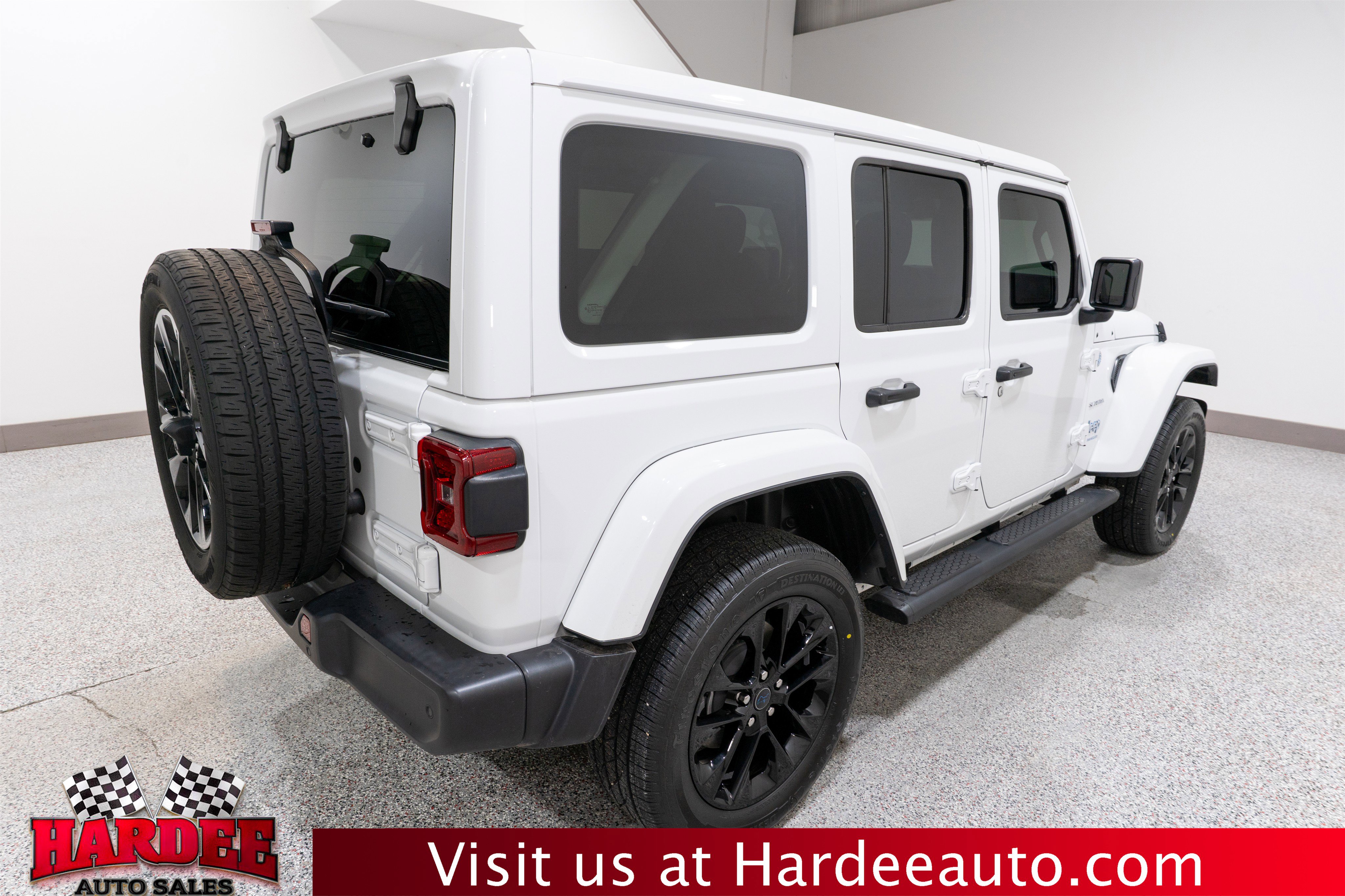 Used 2024 Jeep Wrangler Unlimited Sahara w/ Technology Group AWD/4WD image 5
