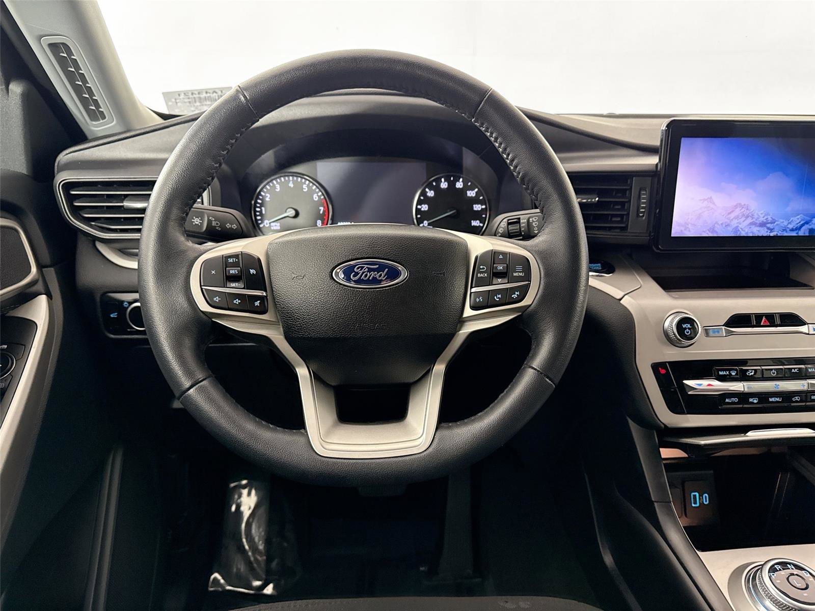 Used 2024 Ford Explorer XLT w/ Class IV Trailer Tow Package image 29