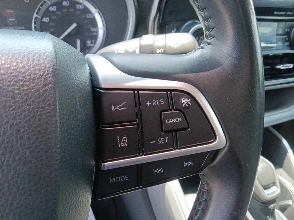Used 2022 Toyota Highlander XLE AWD/4WD image 19