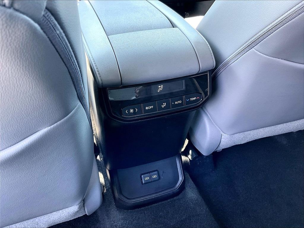 Used 2023 Toyota Highlander XLE AWD/4WD image 29