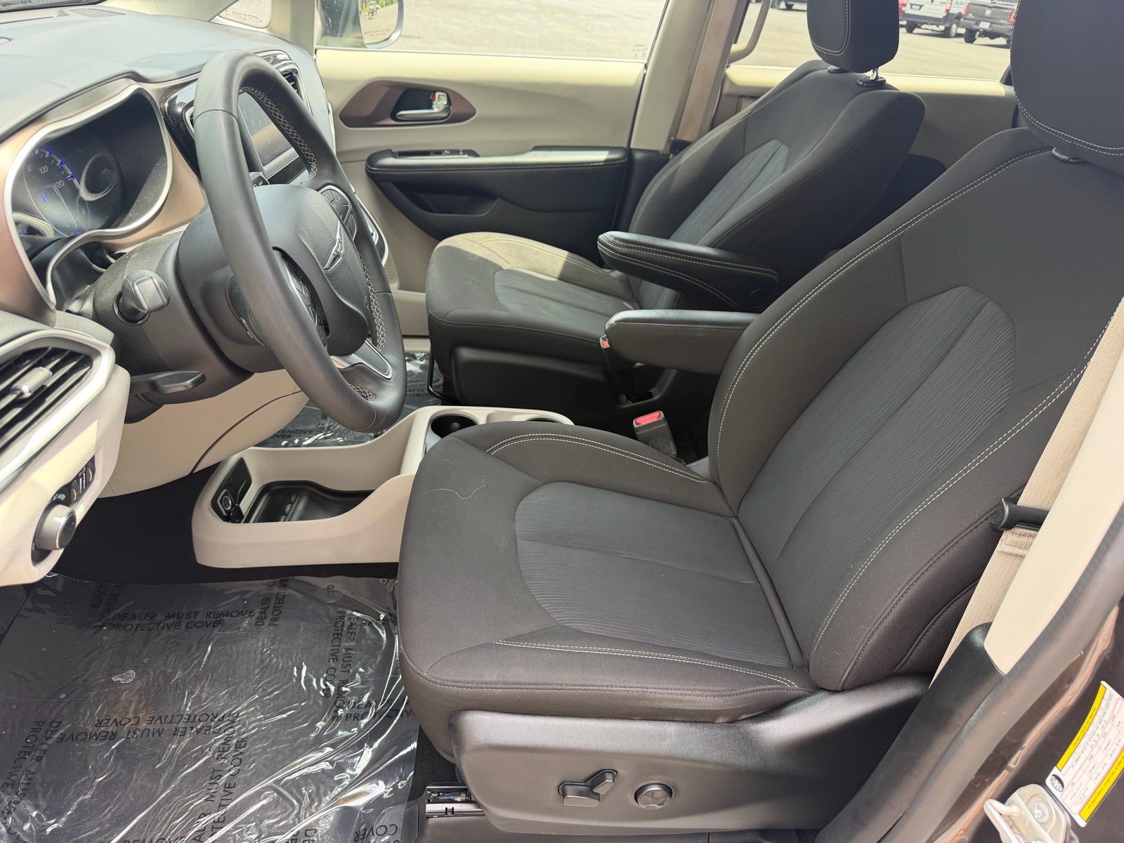 Used 2023 Chrysler Voyager LX FWD image 29