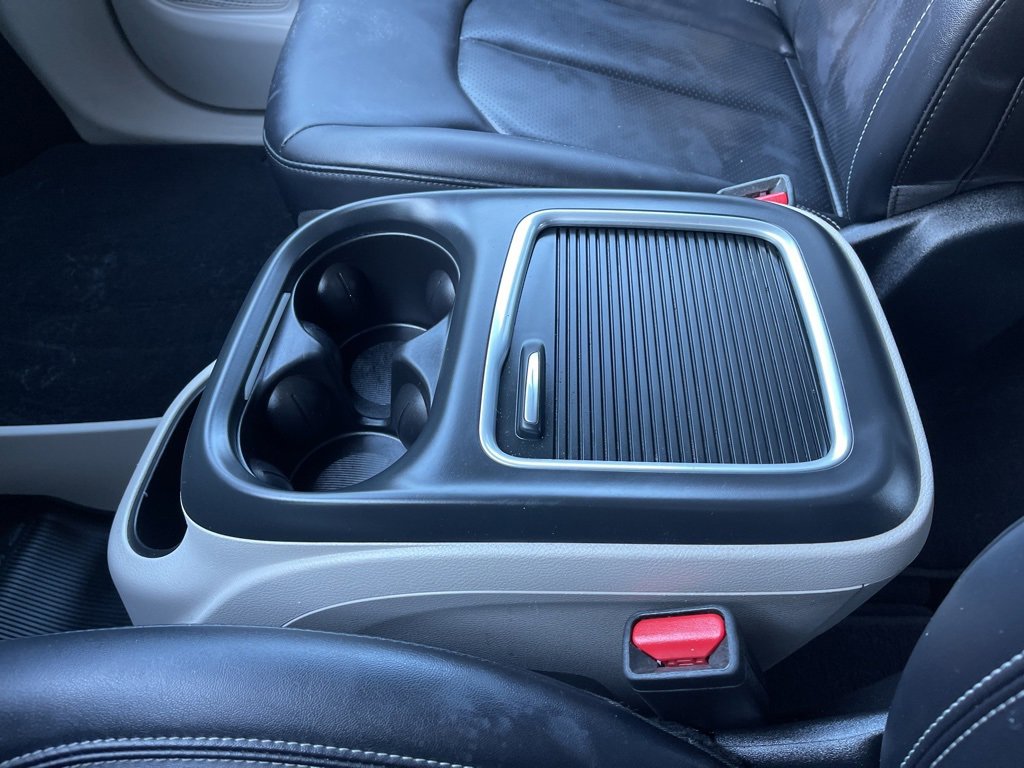 Used 2024 Chrysler Pacifica Touring-L image 14