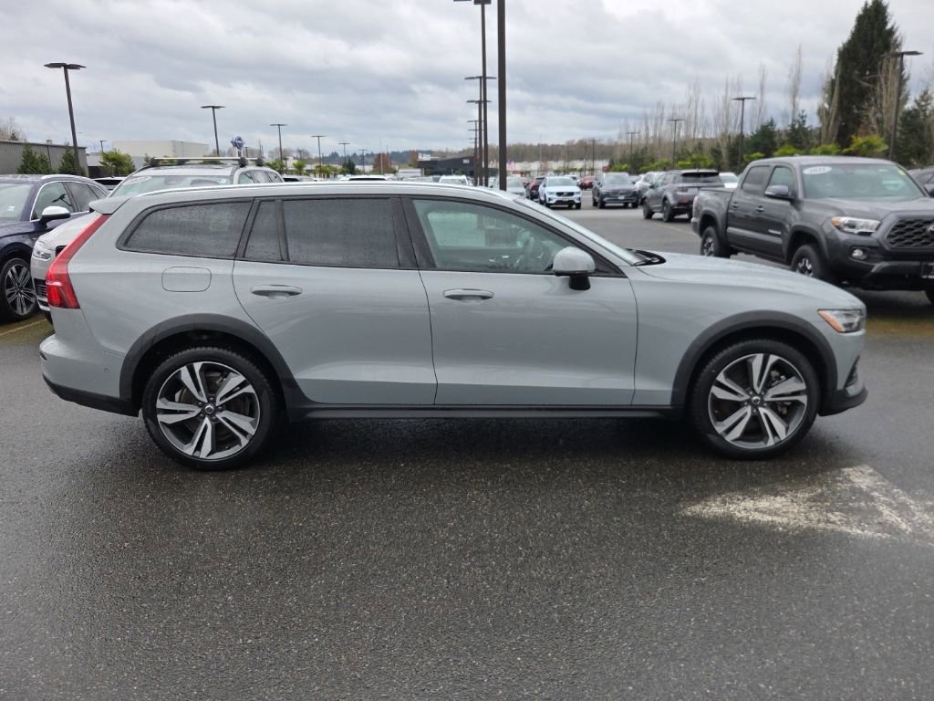 Certified 2025 Volvo V60 B5 Cross Country Plus image 9