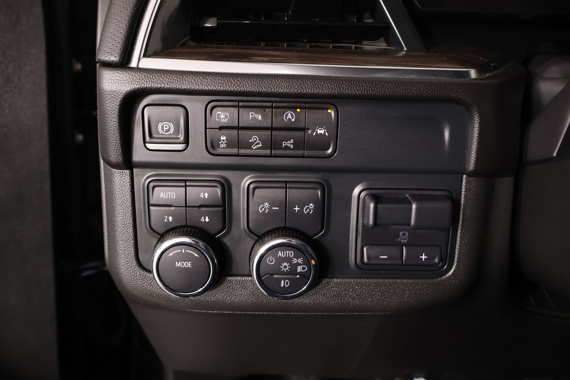 Used 2025 Chevrolet Tahoe Premier w/ Sun And Tow Package AWD/4WD image 8
