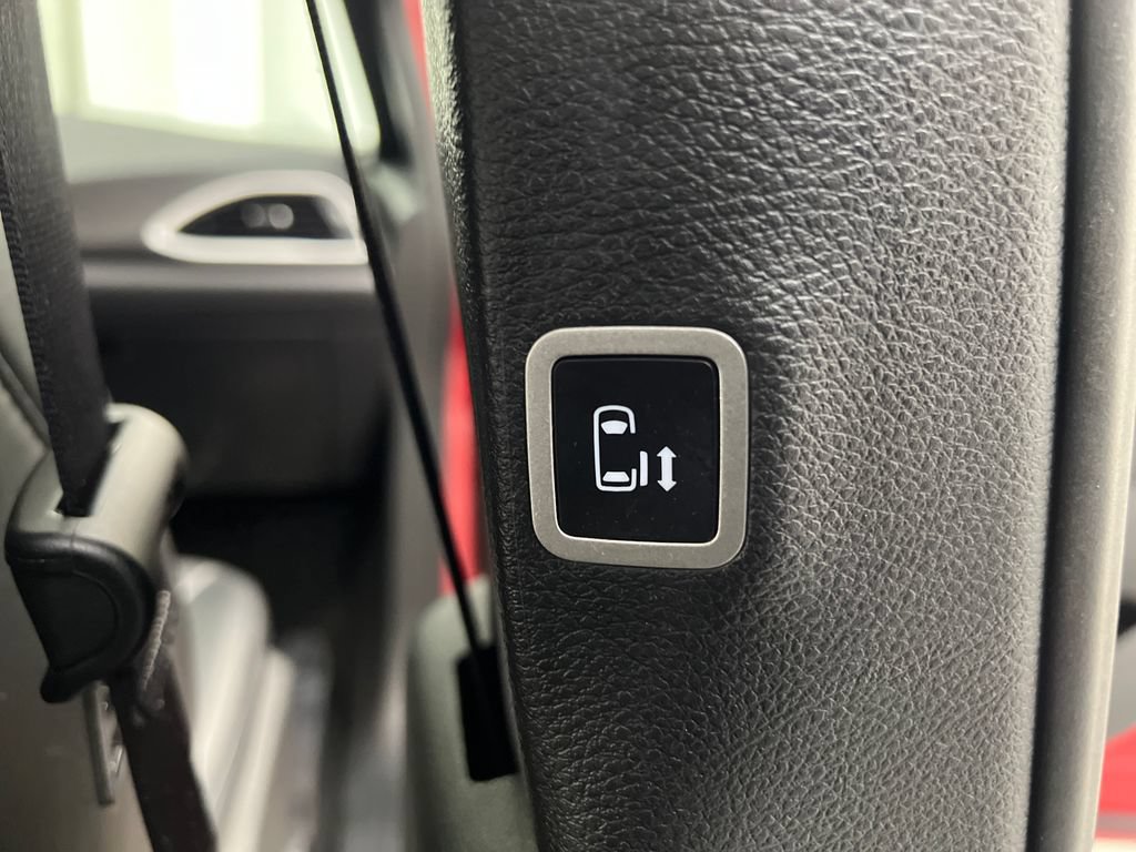 Used 2025 Chrysler Pacifica Select FWD image 33