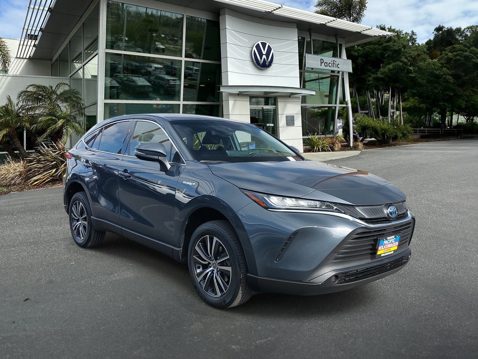 Used 2021 Toyota Venza LE image 3