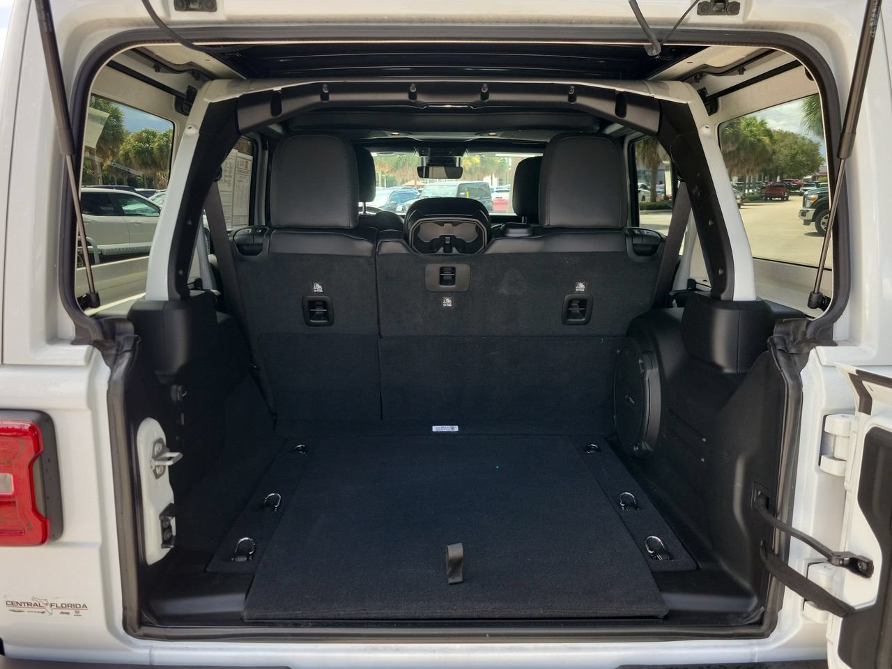 Used 2025 Jeep Wrangler Unlimited Sahara AWD/4WD image 7