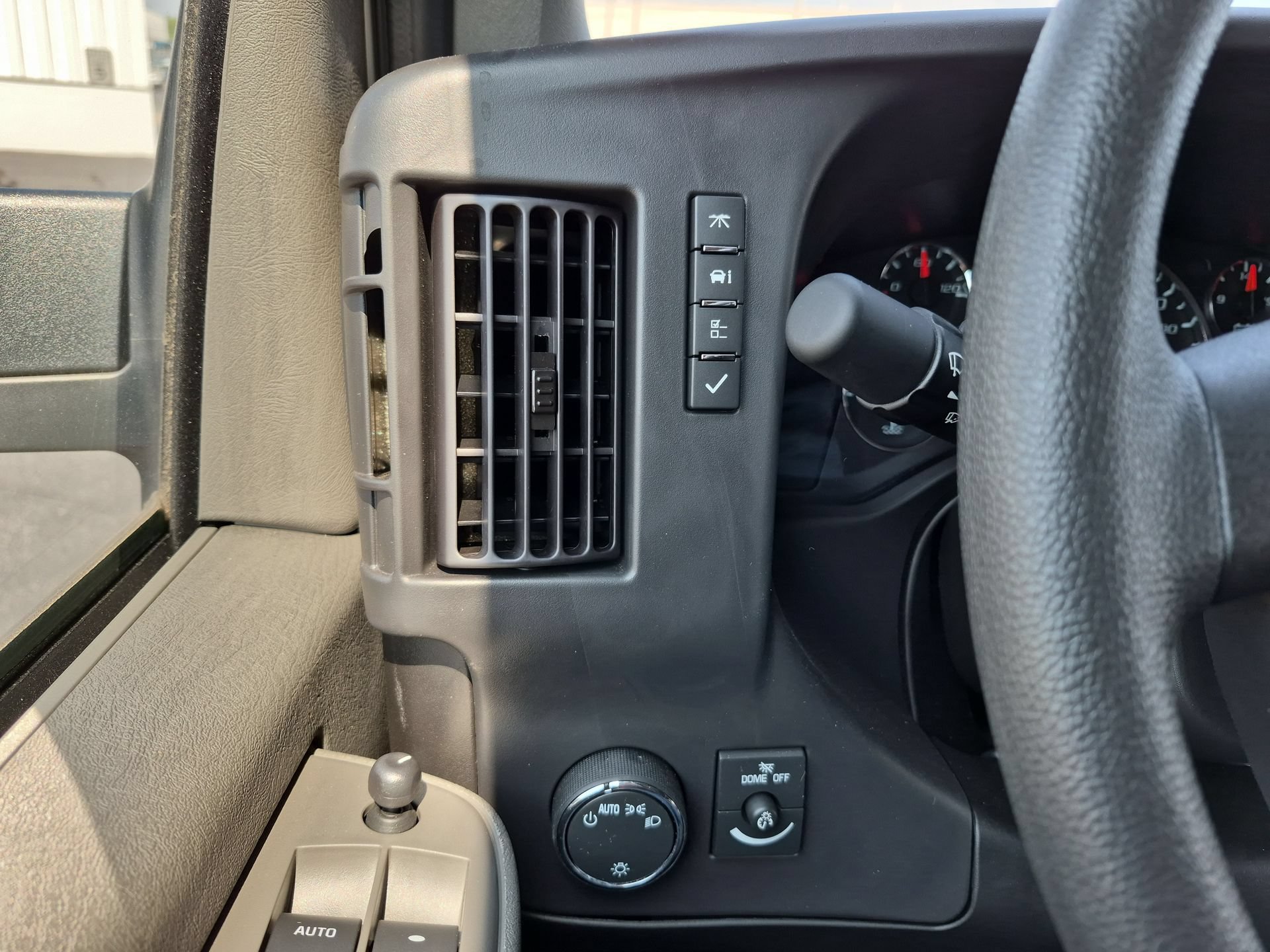 Used 2024 Chevrolet Express 3500 Extended RWD image 17