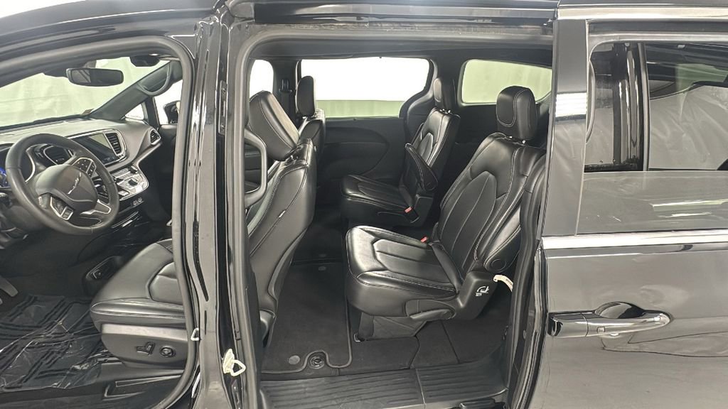Used 2025 Chrysler Pacifica Select FWD image 16