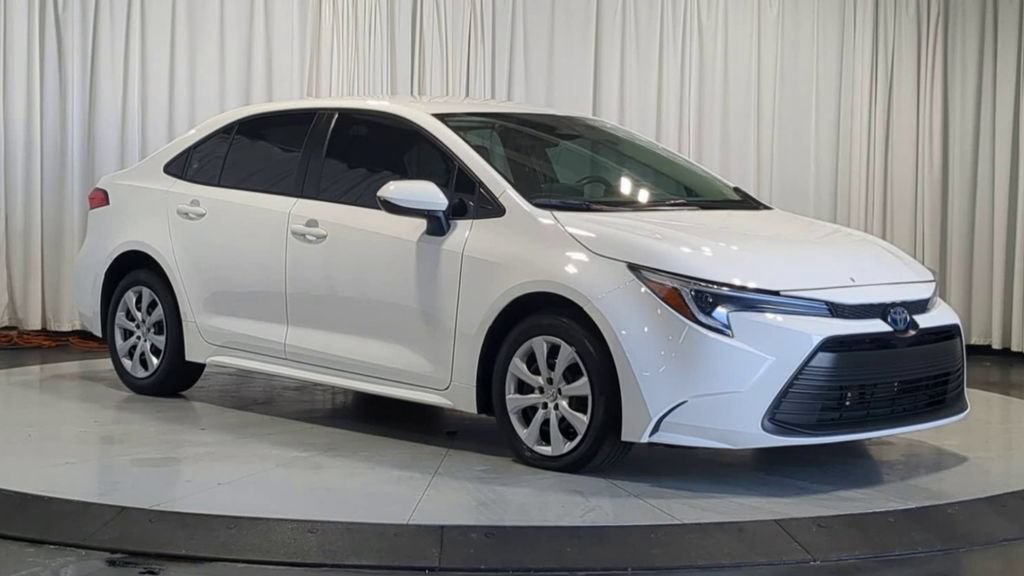 Used 2023 Toyota Corolla LE FWD image 3