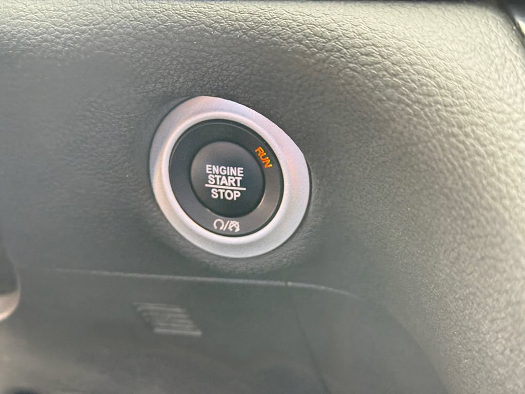 Used 2024 Chrysler Pacifica Limited FWD image 30