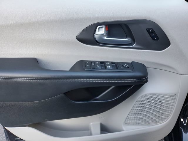 Used 2024 Chrysler Pacifica Touring-L image 16