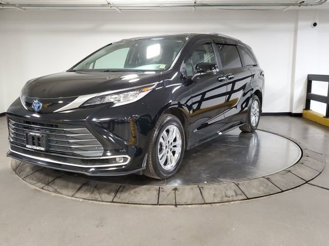 Used 2024 Toyota Sienna Limited image 4