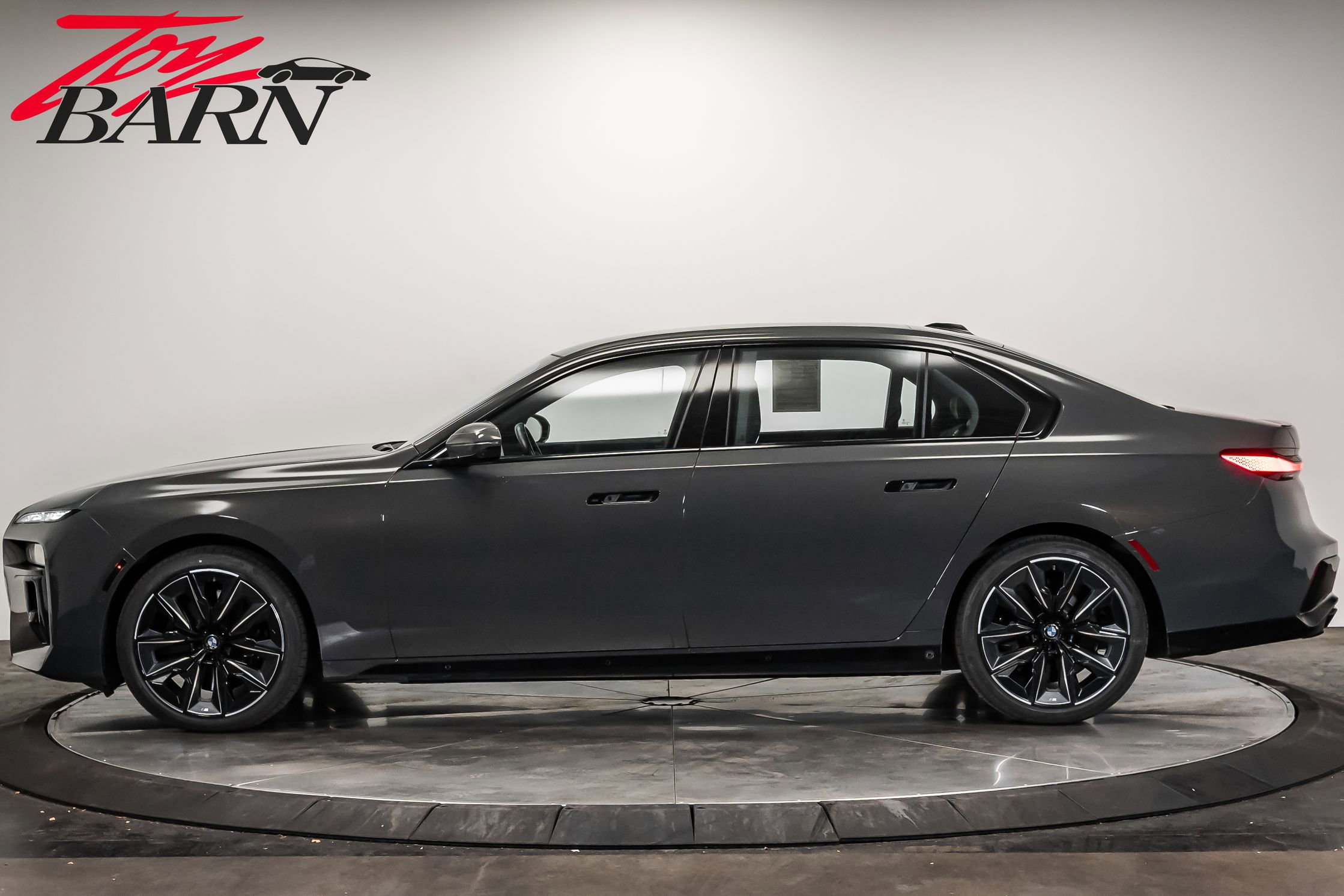 Used 2023 BMW 760i xDrive w/ Executive Package image 2