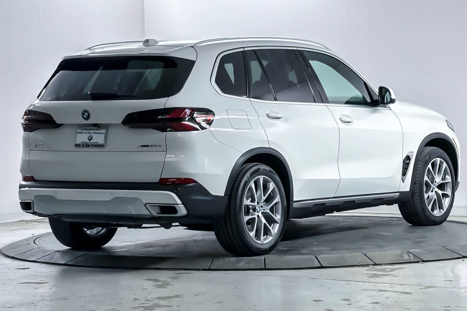 Used 2024 BMW X5 xDrive50e image 2