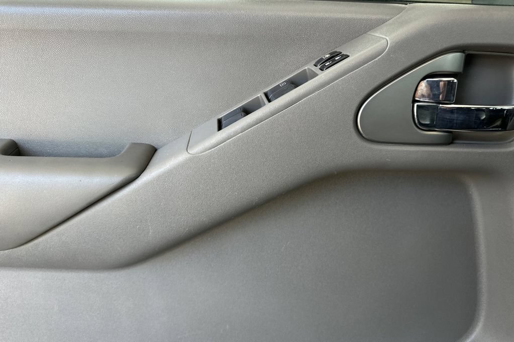 Used 2013 Nissan Frontier SV AWD/4WD image 11