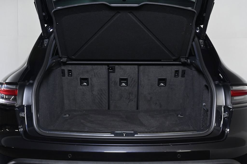 Certified 2023 Porsche Macan AWD/4WD image 28