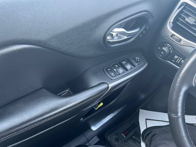 Used 2019 Jeep Cherokee Overland w/ Technology Group AWD/4WD image 11