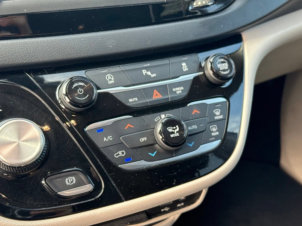 Used 2018 Chrysler Pacifica Touring-L FWD image 21
