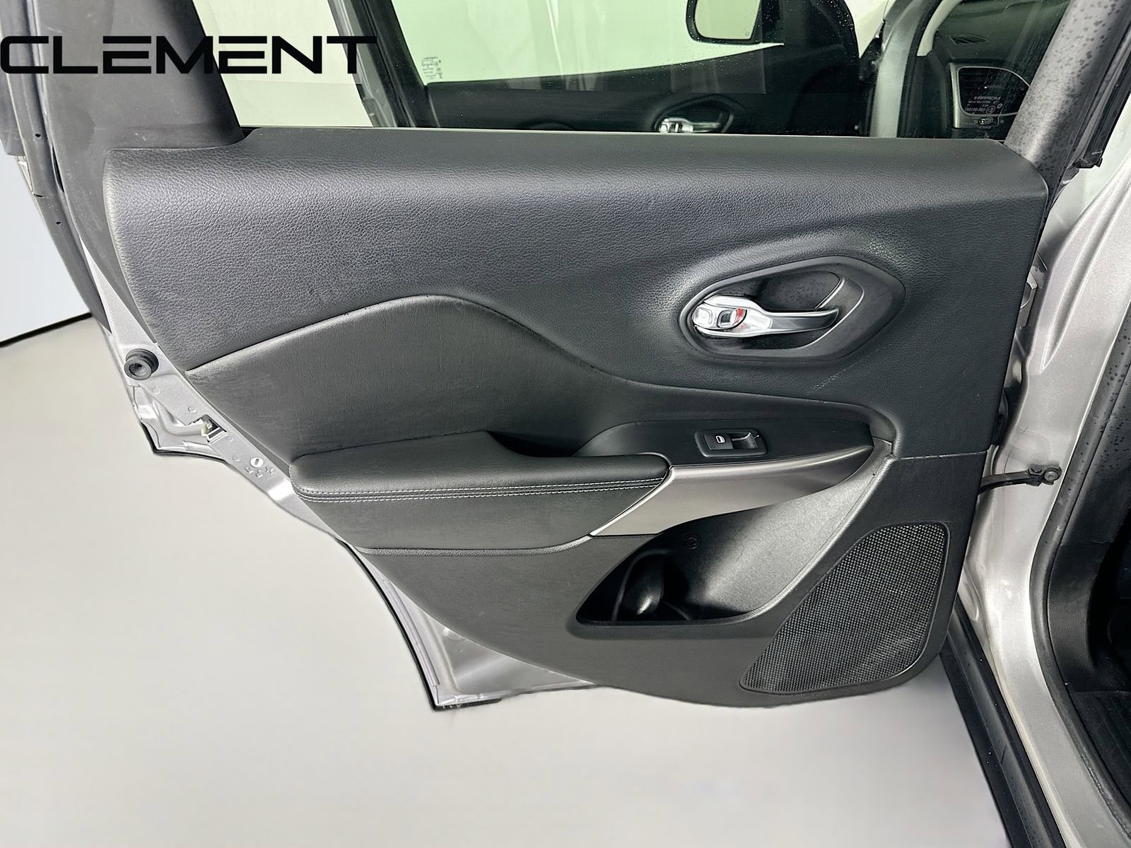 Used 2019 Jeep Cherokee Latitude w/ Cold Weather Group image 30