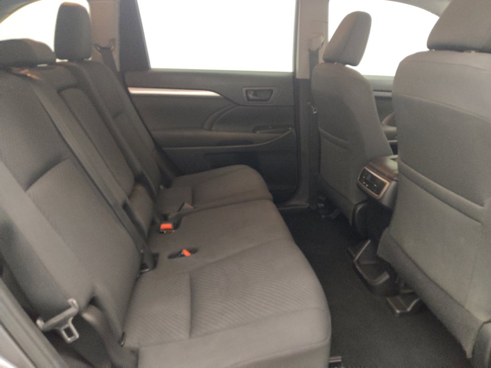 Used 2019 Toyota Highlander LE FWD image 19