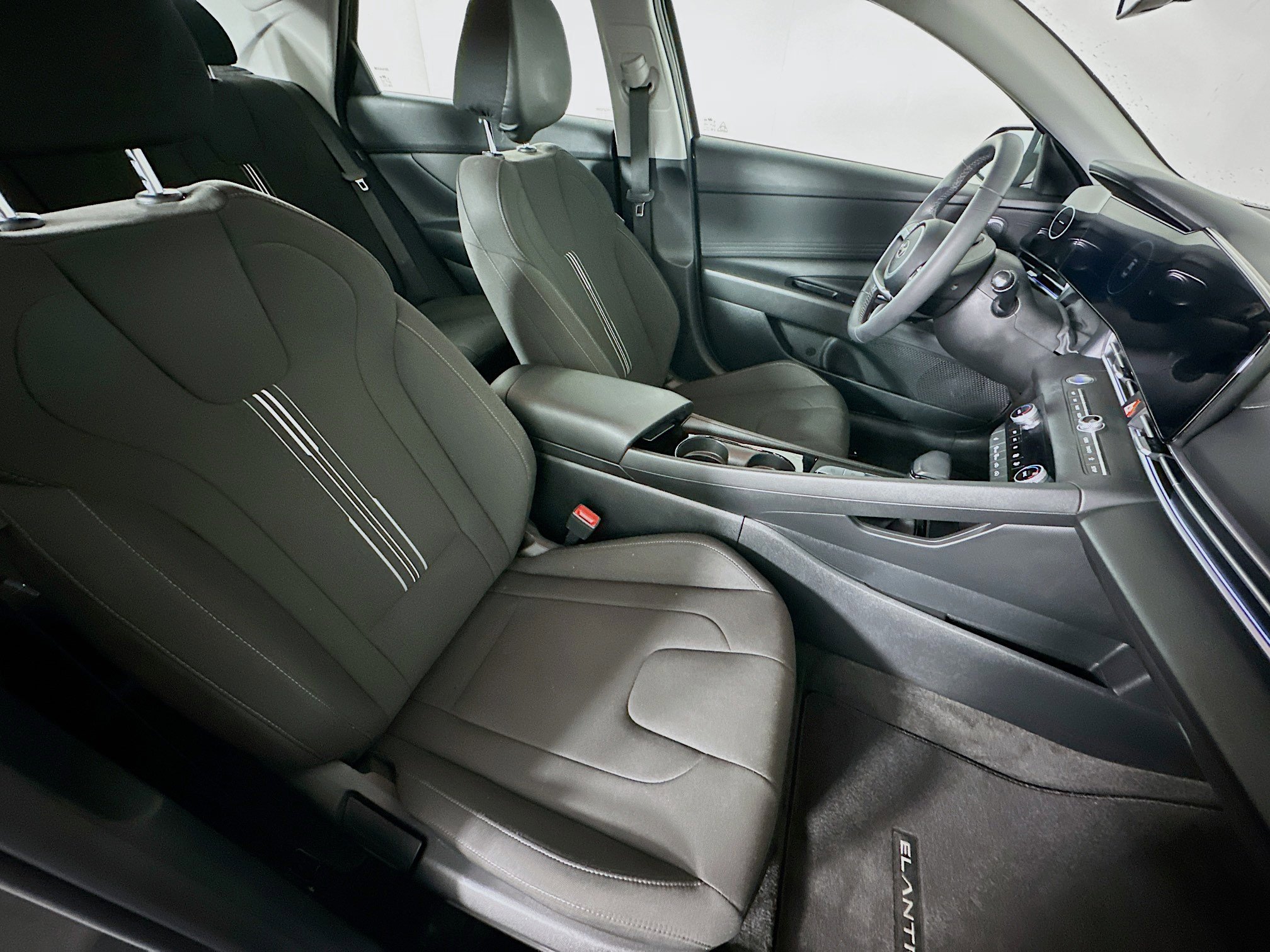 Used 2025 Hyundai Elantra SEL image 32