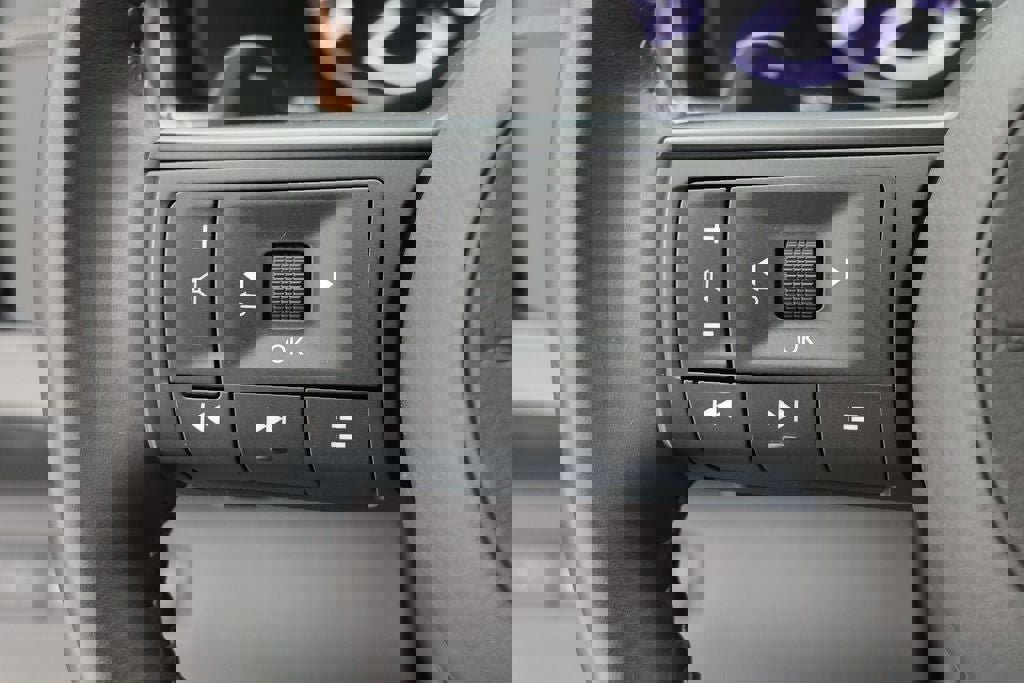 Used 2024 Nissan Pathfinder SV image 18