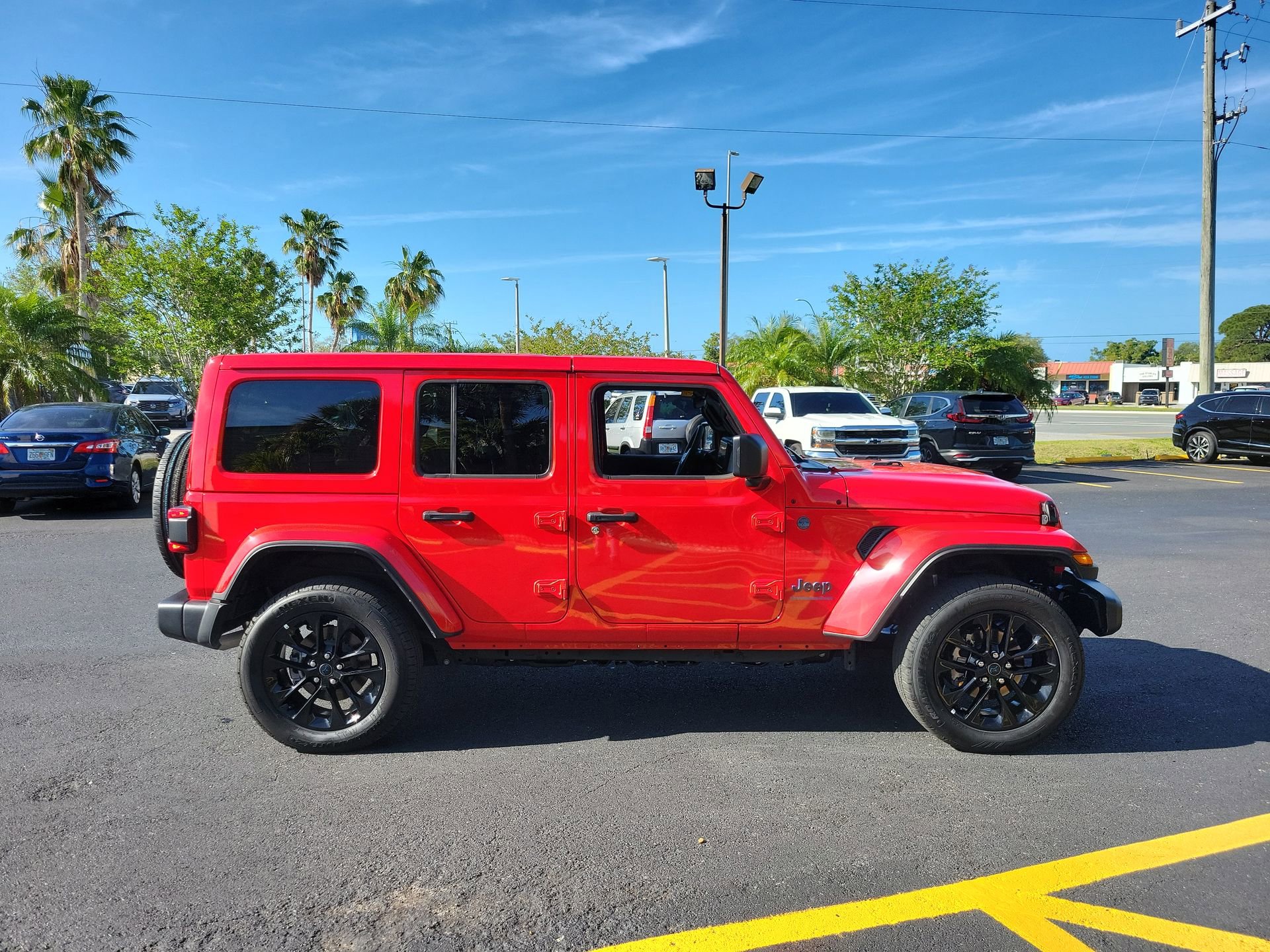 Used 2025 Jeep Wrangler Unlimited Sahara w/ Safety Group AWD/4WD image 5