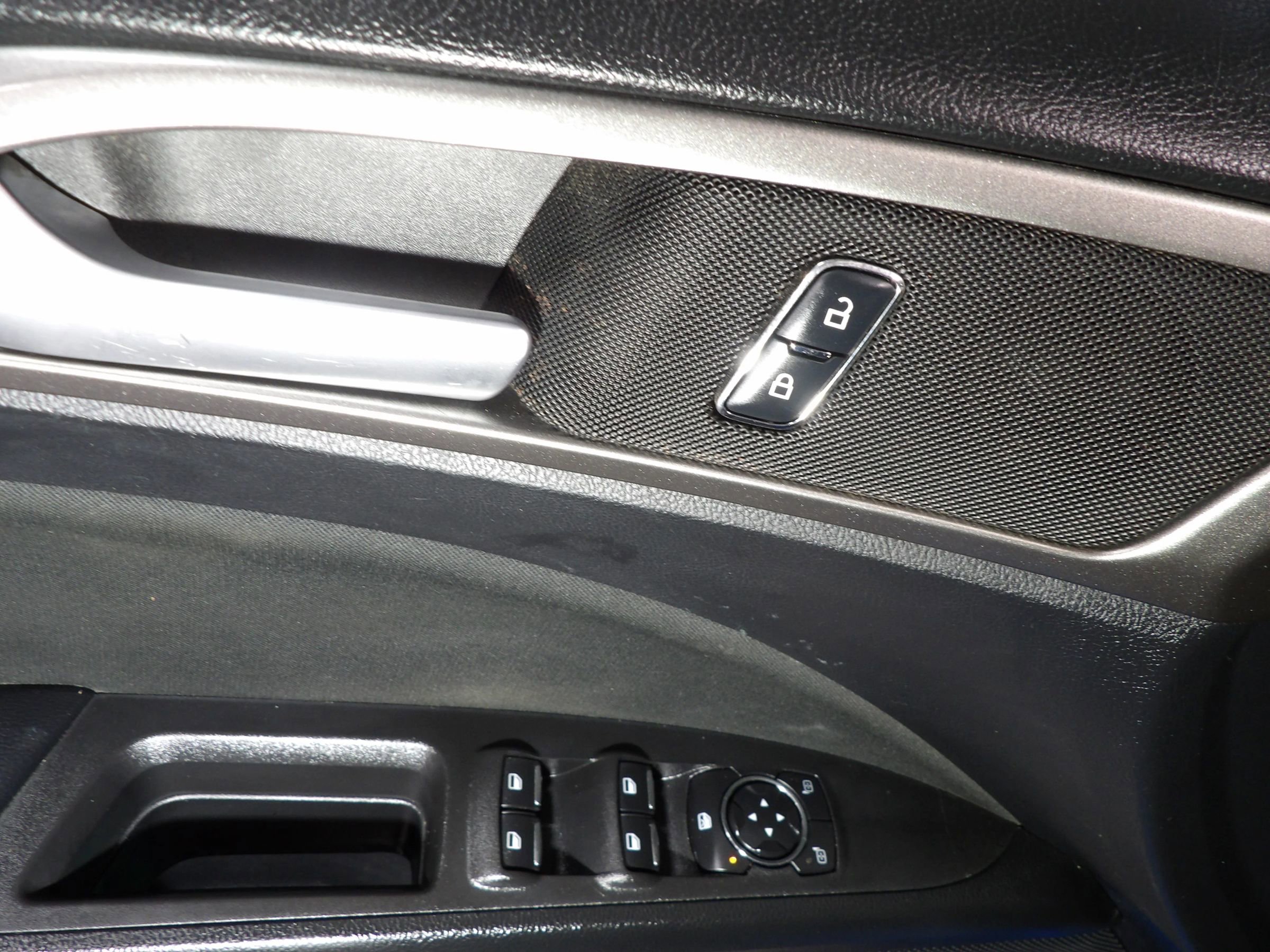 Used 2018 Ford Fusion SE w/ Fusion SE Technology Package FWD image 8