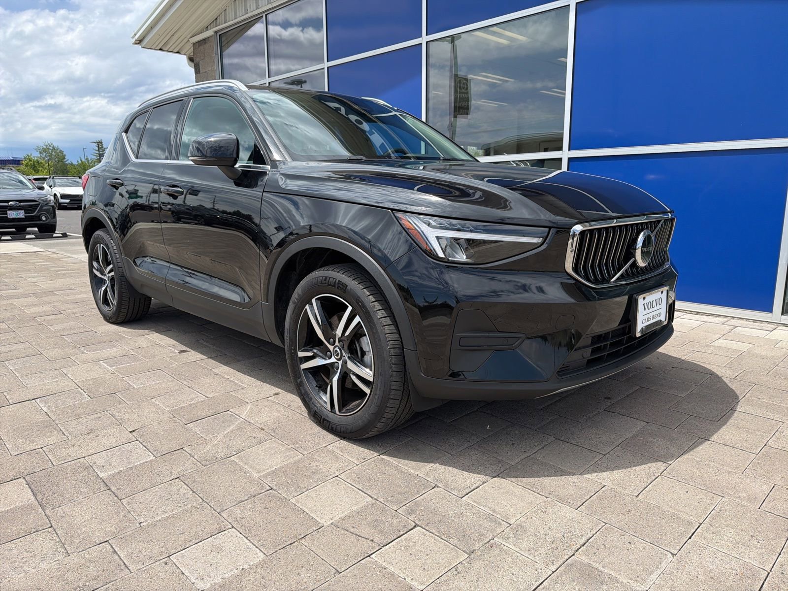 Used 2025 Volvo XC40 B5 Core AWD/4WD image 2