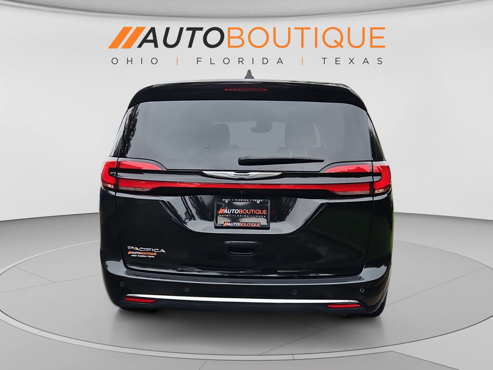 Used 2024 Chrysler Pacifica Touring-L FWD image 4